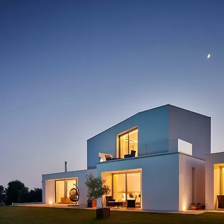 Konukevi Oliveira House 4*